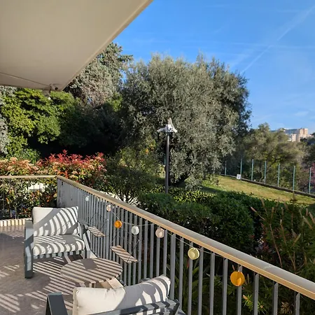 In A Luxury Community Ницца