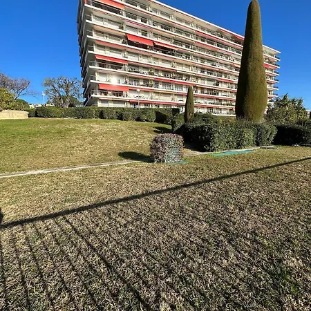 In A Luxury Community Апартаменты Ницца